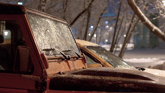 冬天的冬天一辆汽车的冷冻挡风玻璃视频的预览图