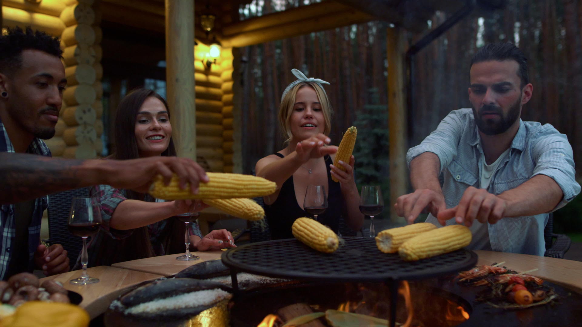 朋友们把玉米放在烤架上视频的预览图