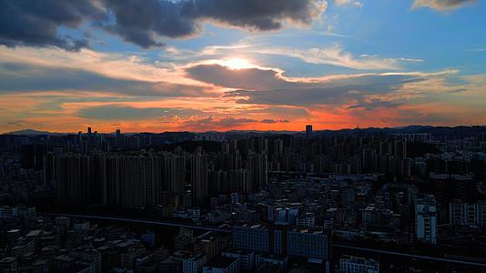 城市夕阳时分红色天空视频的预览图