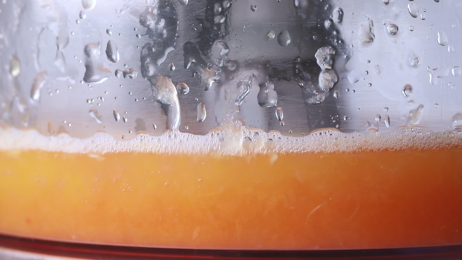 挤压机和橙汁视频的预览图