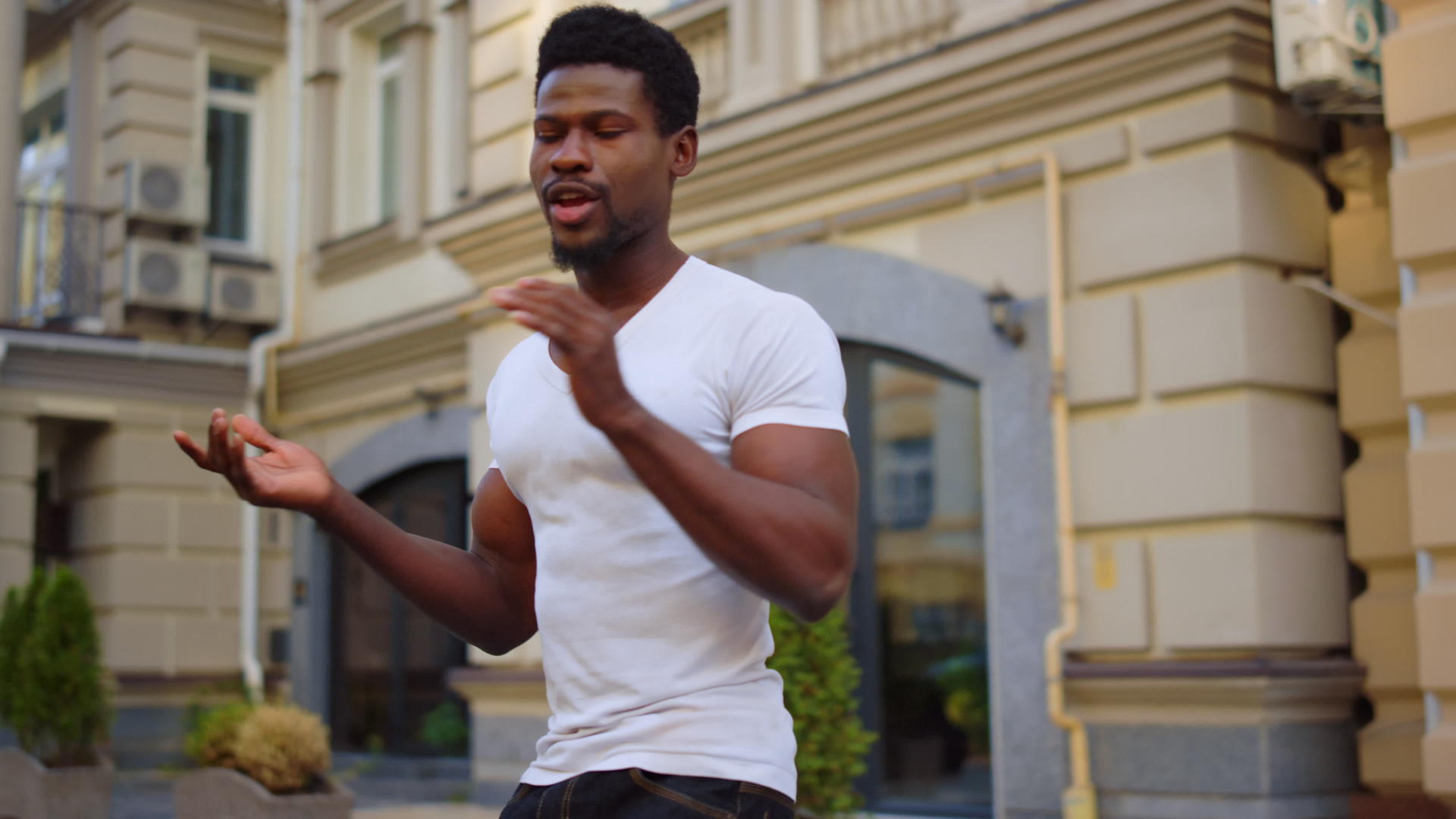 性感的非洲男舞者在户外跳舞在街上移动身体的家伙视频的预览图