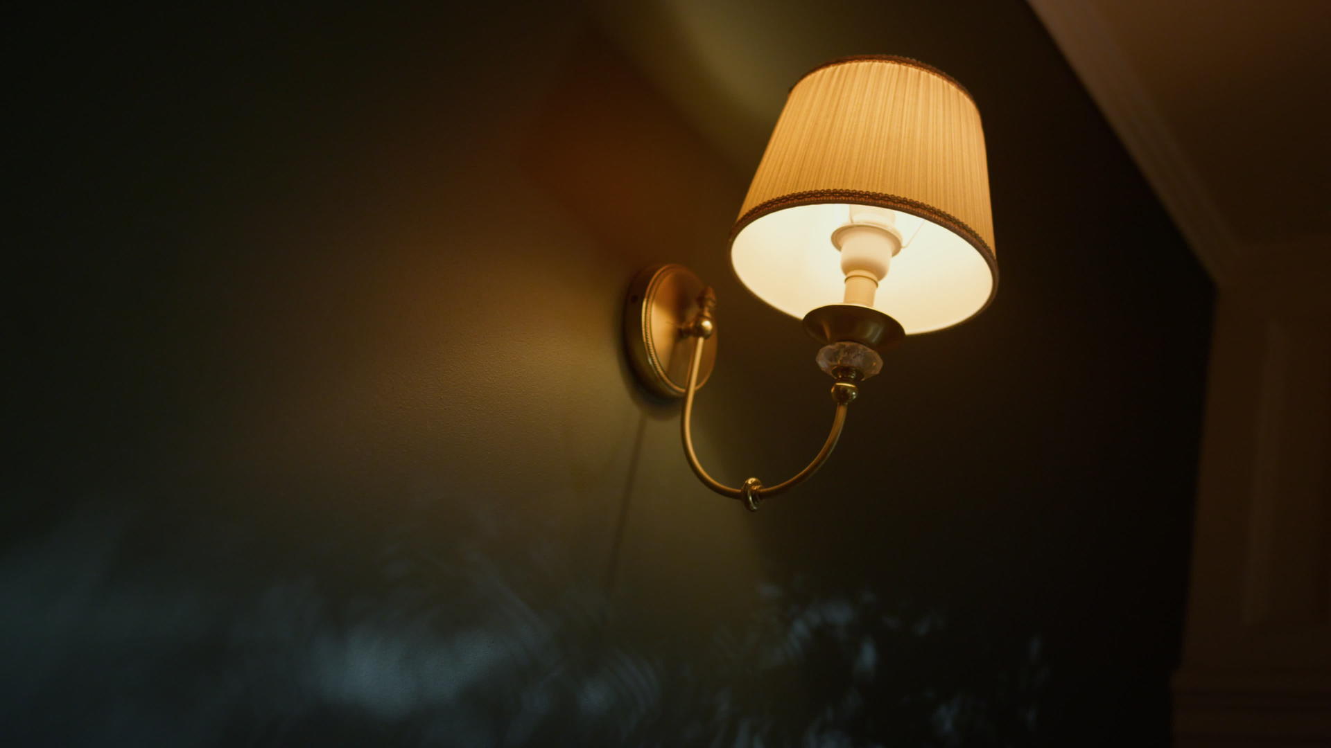 灯挂在黑暗房间的墙上视频的预览图