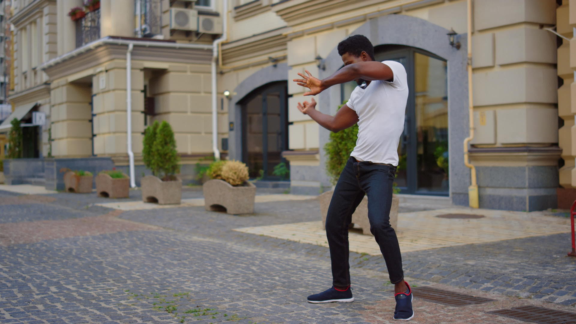 有能量的男人在街上跳拉蒂诺舞在城市中创造舞蹈元素的人视频的预览图