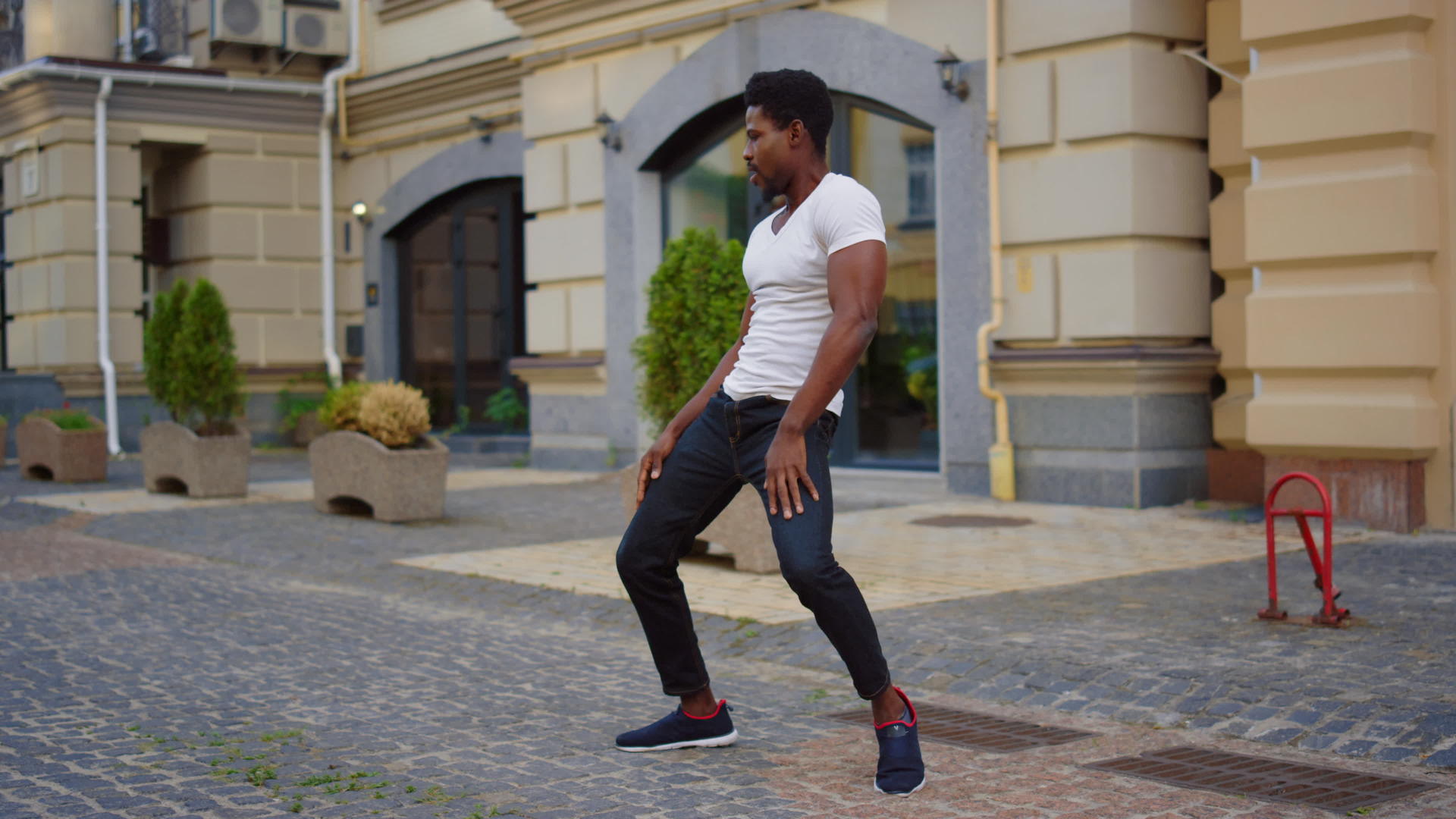 跳拉蒂诺舞的帅哥非洲男子在户外跳舞性感视频的预览图