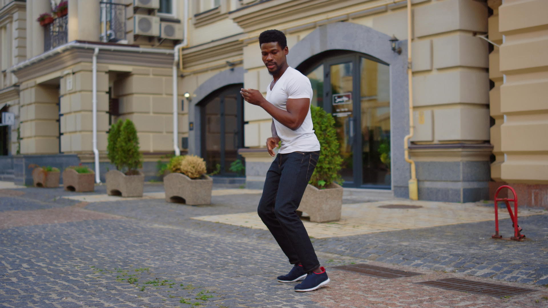 非洲黑人男子在街上跳拉丁舞舞者在城市里做身体运动视频的预览图