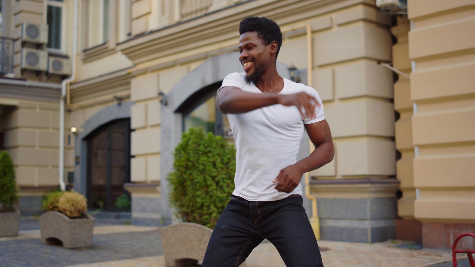 在街上跳舞的男人在巴卡塔跳舞男人在街上跳舞视频的预览图