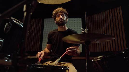 音乐厅里的鼓手排练音乐家在录音室里演奏旋律视频的预览图