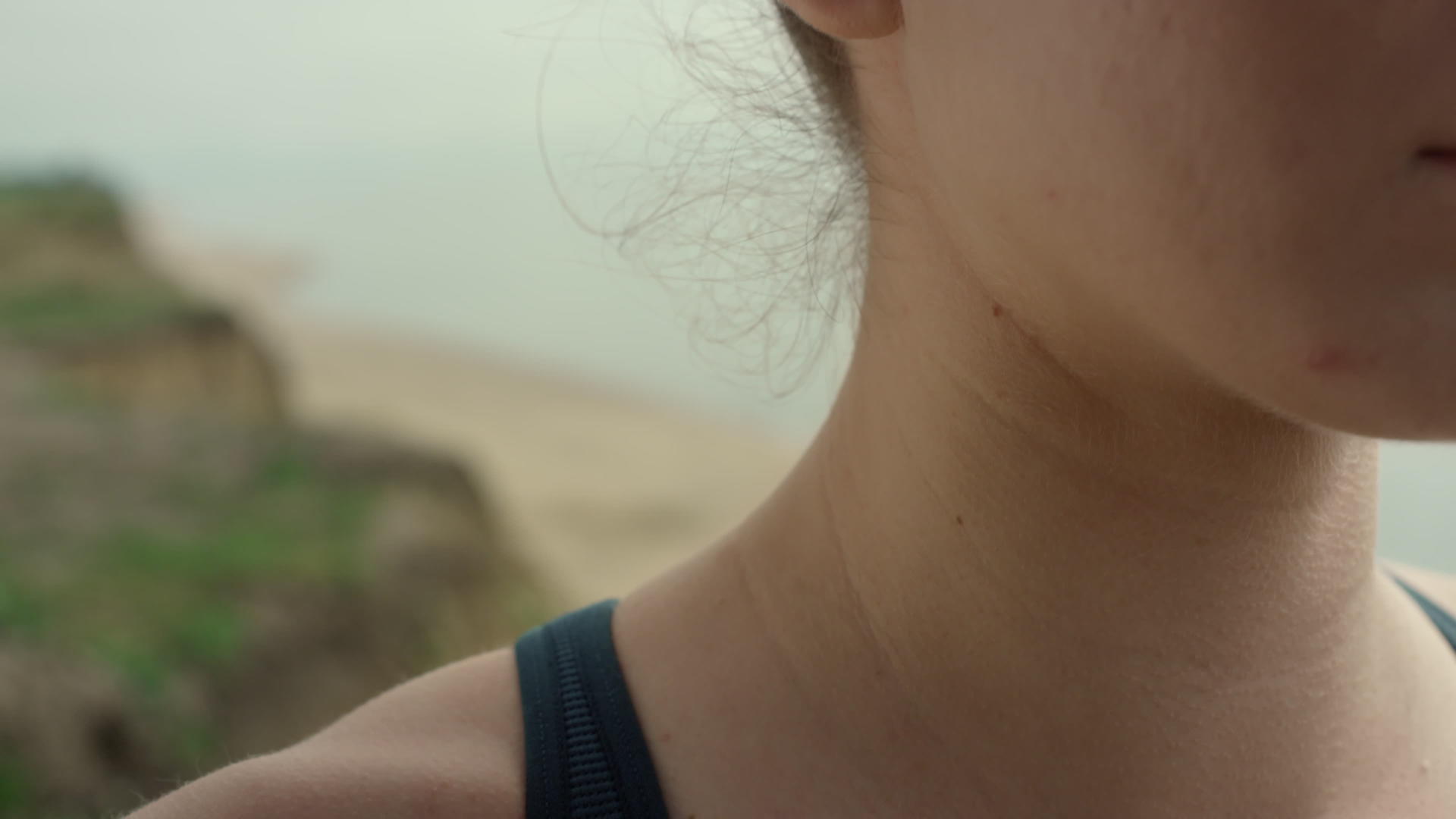 在沙滩上沉思特写镜头的镇静面孔妇女视频的预览图