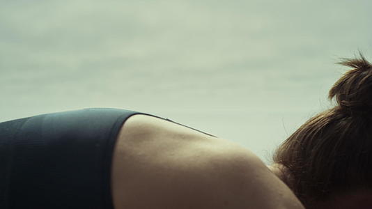 女性坐在青山海边锻炼瑜伽视频的预览图