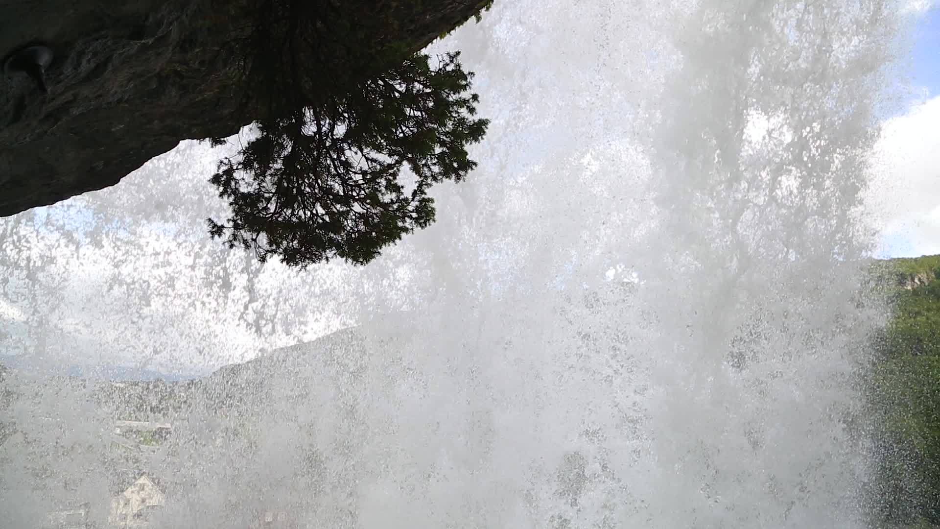 诺华山瀑布视频的预览图