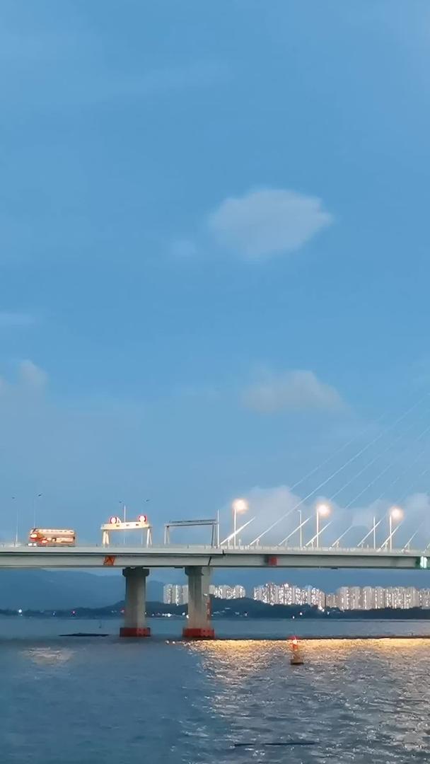 深圳湾大桥大桥在夏夜月光下视频的预览图