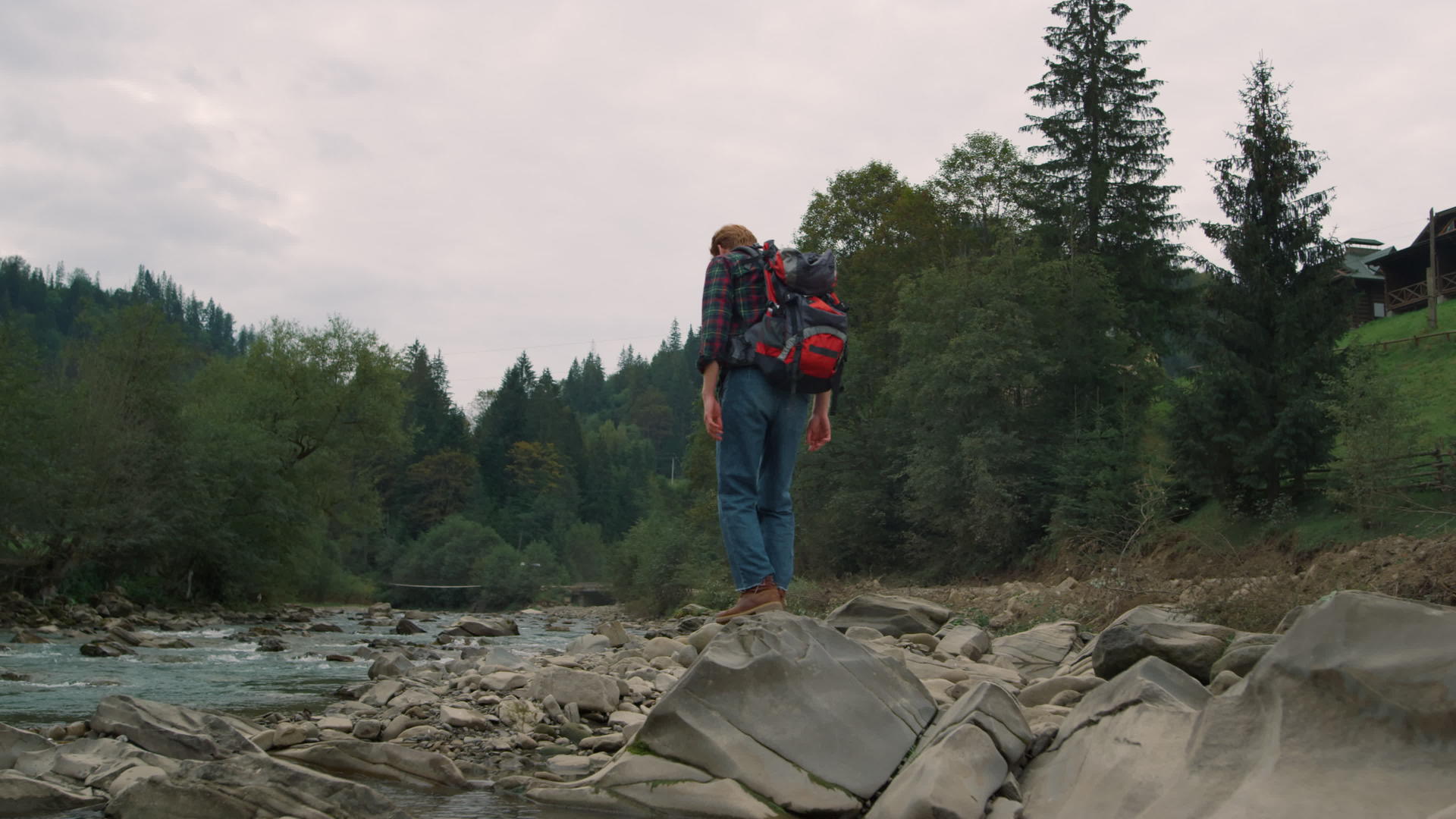 男性游客沿着森林沿河徒步旅行视频的预览图