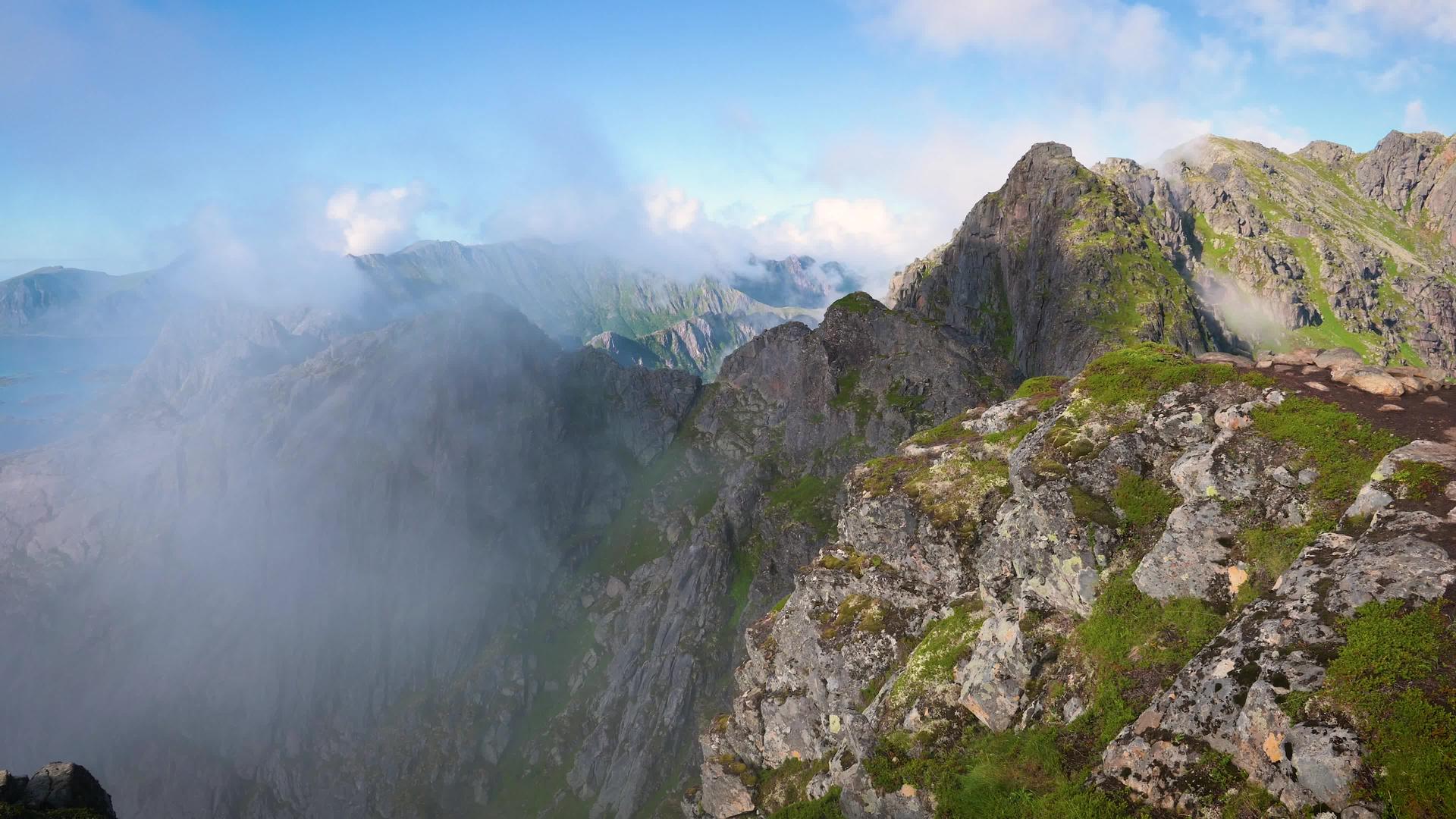雾和云从山上升起在遥远的岛屿上升起视频的预览图