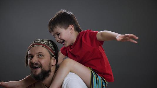 愚弄家庭年轻的父亲把儿子扔在父亲的背上父亲节快乐视频的预览图