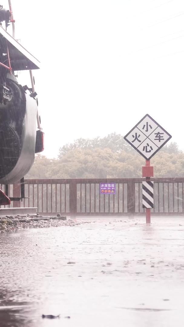 怀旧雨中火车视频的预览图