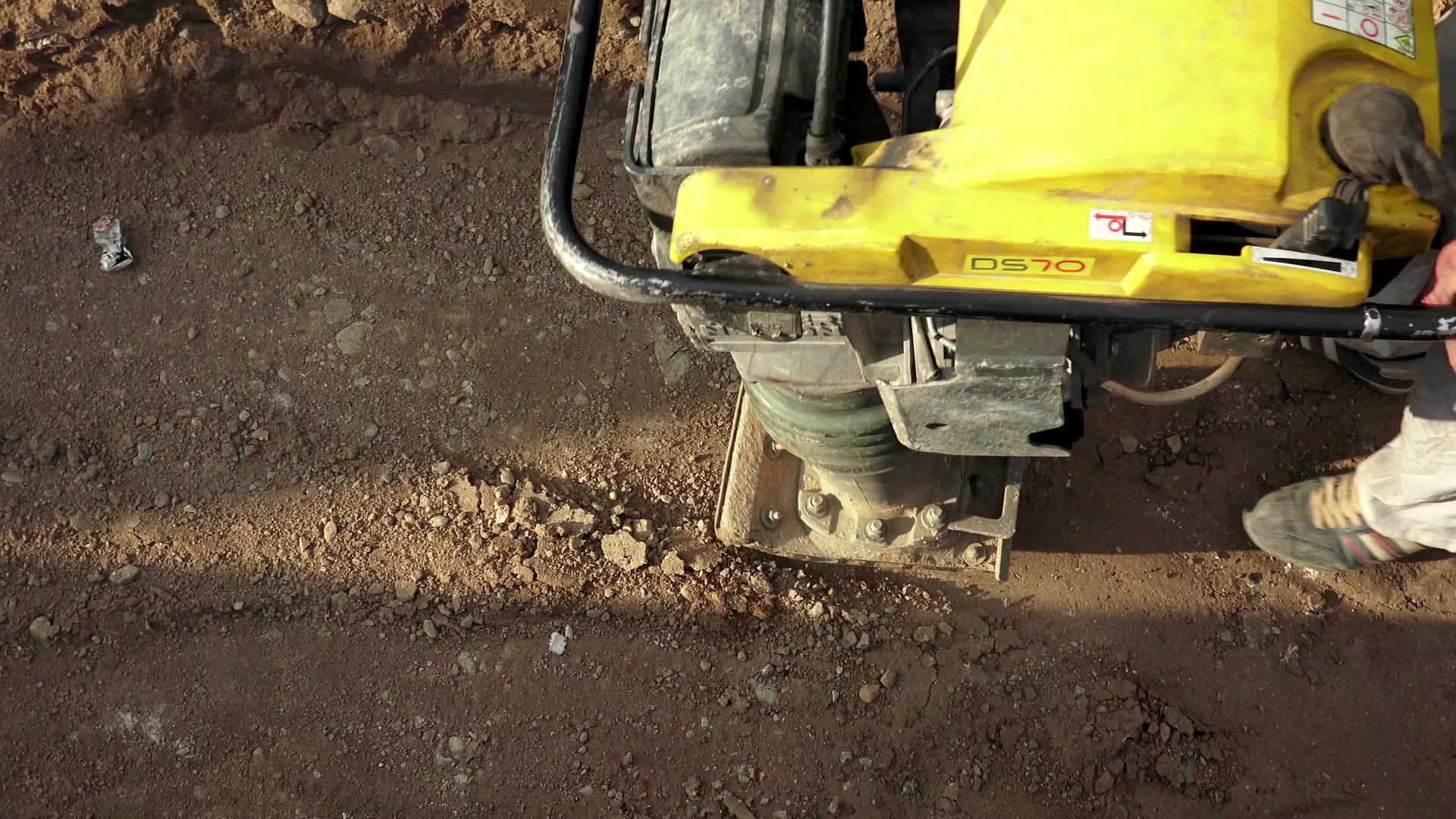 公路建筑工人配备特殊机械视频的预览图