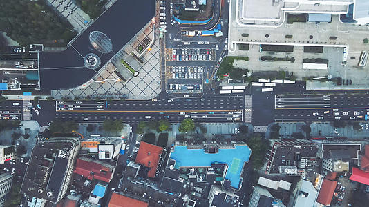 航拍风光城市俯拍繁华路段公路道路交通车流堵车素材视频的预览图