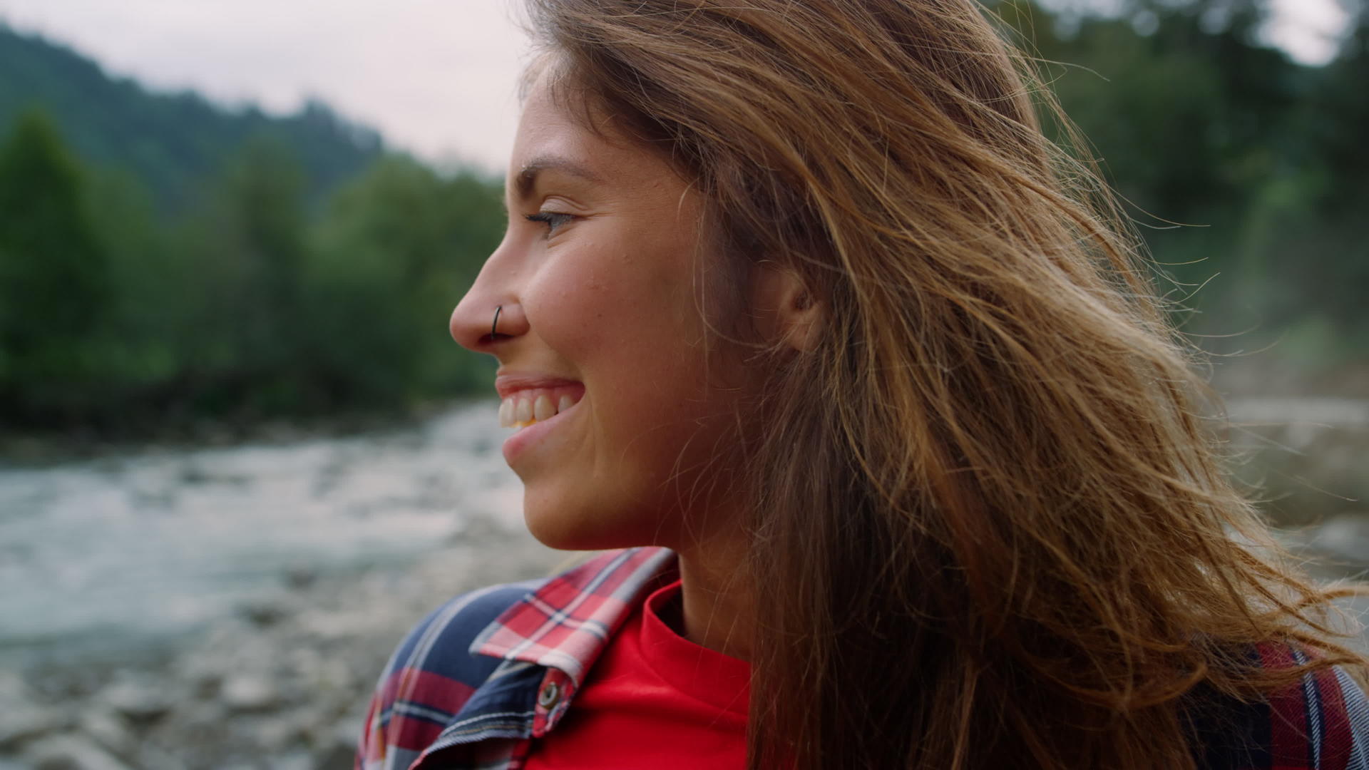 快乐的女人在山上环顾四周视频的预览图
