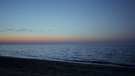 夜晚美丽的景色沙滩冲刷着海浪视频的预览图