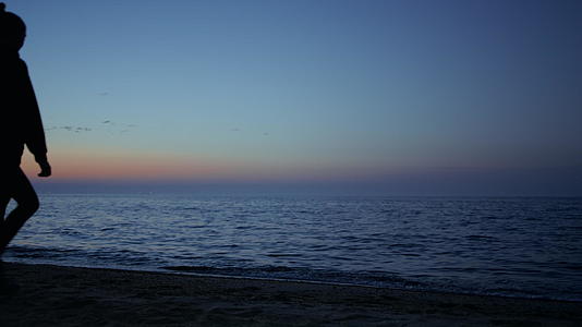 在海边美丽的夜晚未知的瑜伽女性练习放松练习视频的预览图