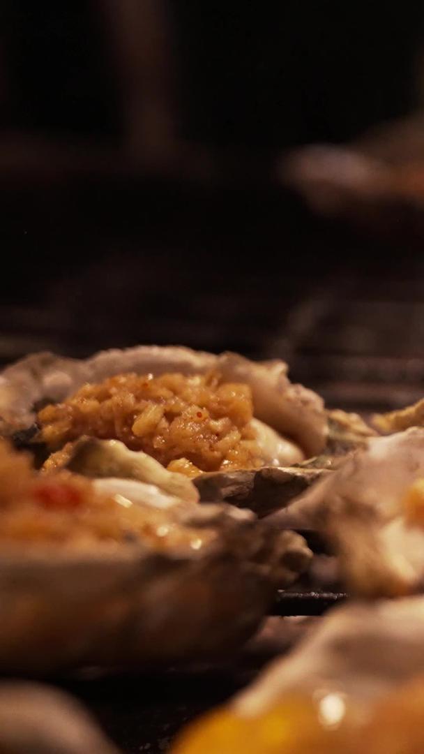 慢镜头升级拍摄素材城市宵夜烤蒜蓉生蚝海鲜小吃小吃视频的预览图