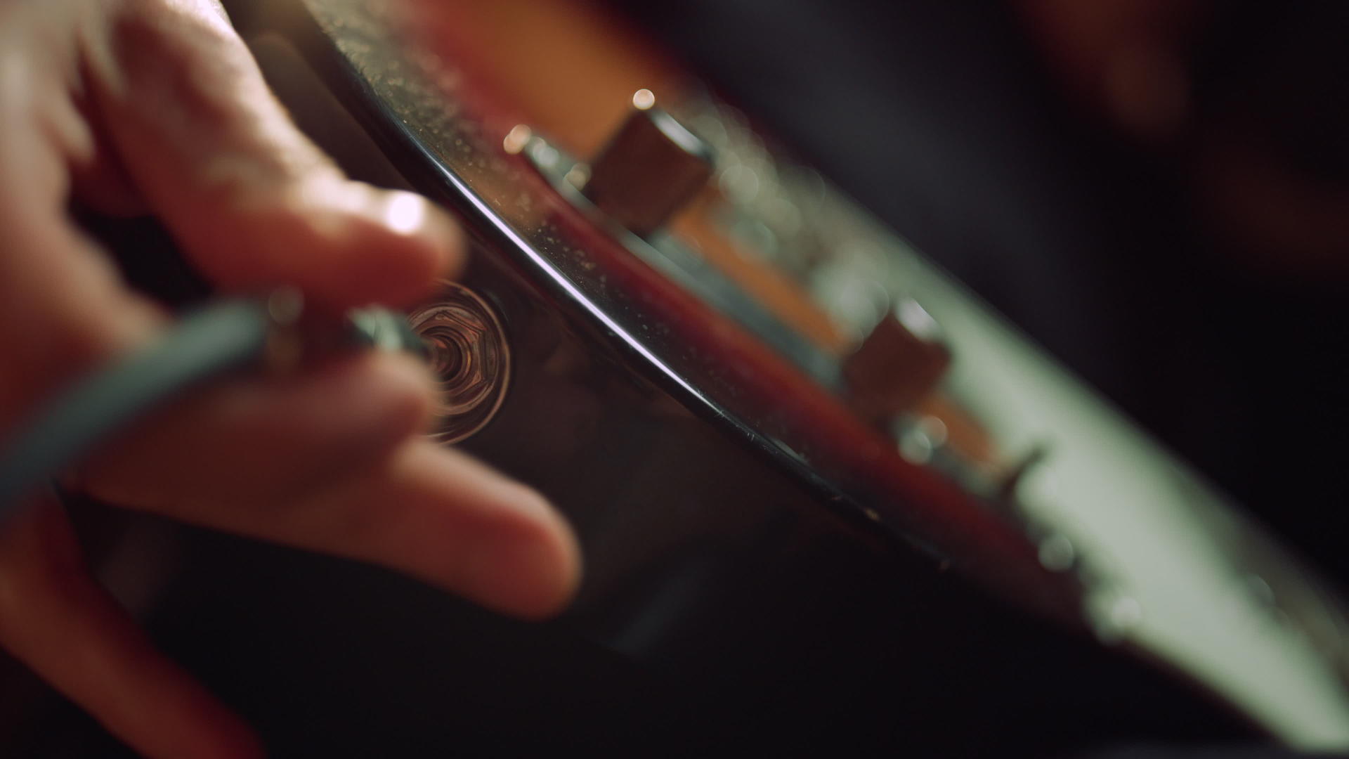 音乐厅里的人把吉他连接起来音响工程师准备乐器视频的预览图
