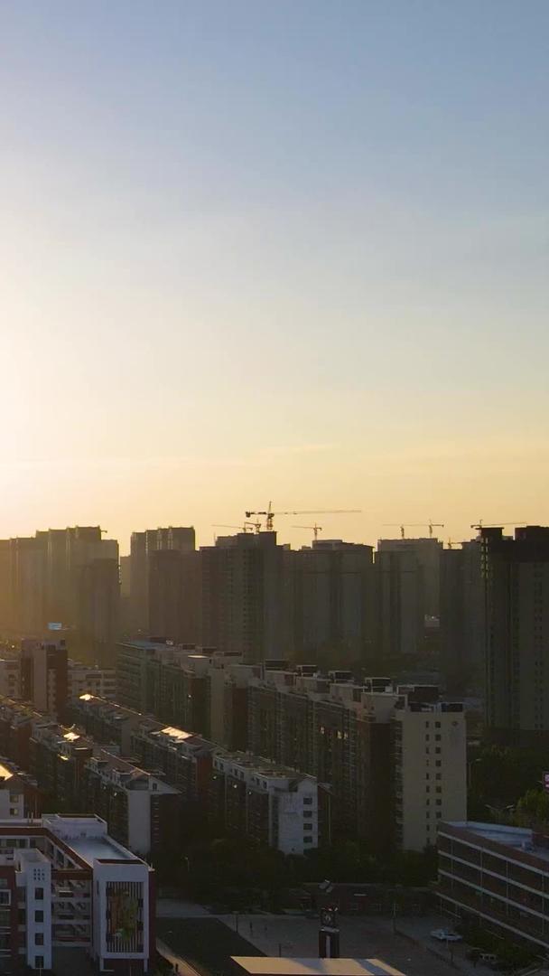 航拍城市夕阳曙光视频的预览图