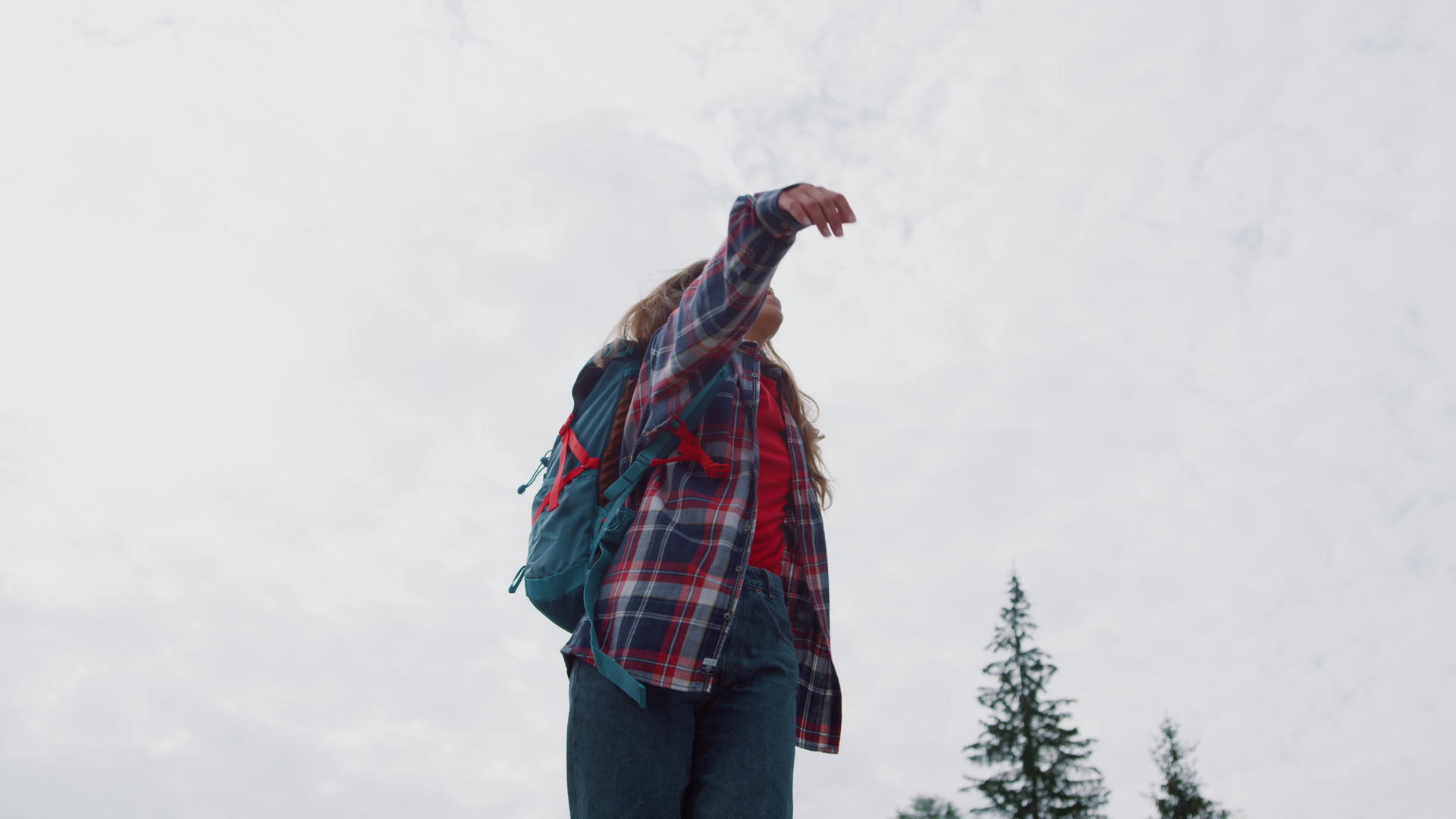 女登山者举手视频的预览图