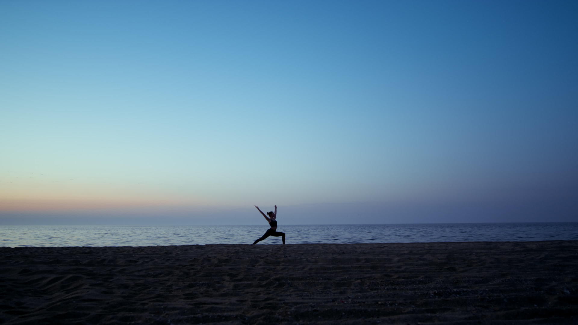 剪影瑜伽女性训练战士体式在美丽的日落天空前视频的预览图