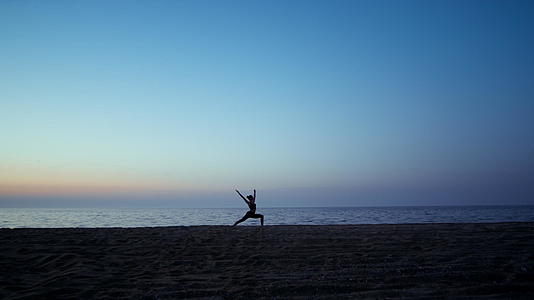 剪影瑜伽女性训练战士体式在美丽的日落天空前视频的预览图