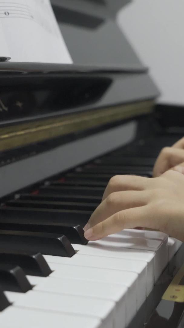 钢琴老师教人弹钢琴特写钢琴视频的预览图