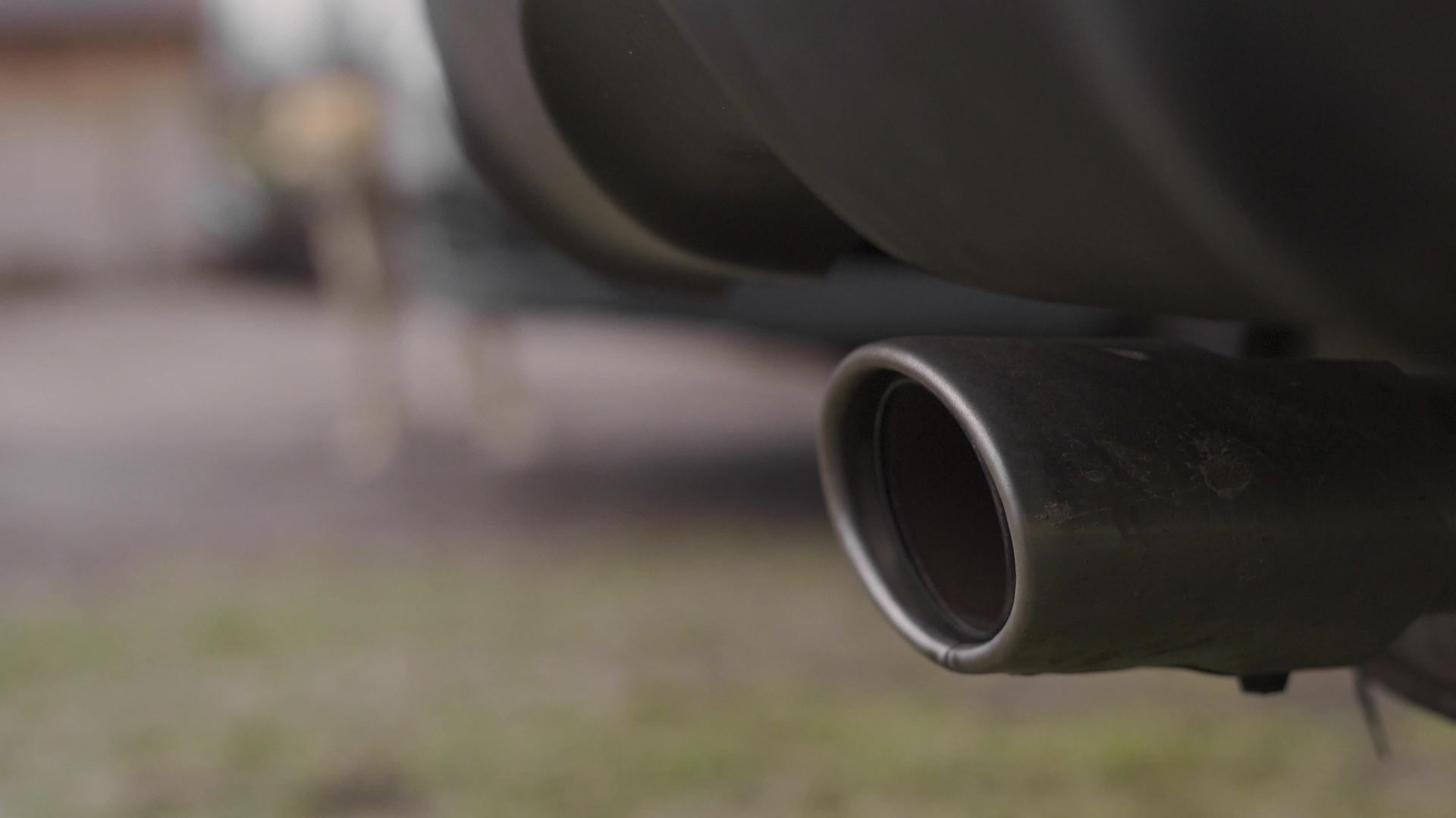 关闭混合汽车的排气管视频的预览图
