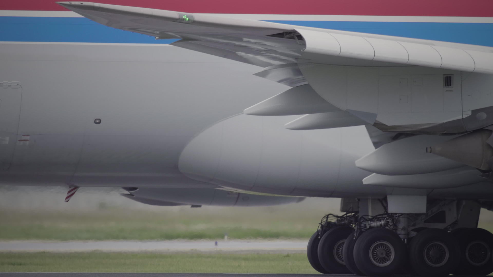 起飞前的飞机引擎视频的预览图