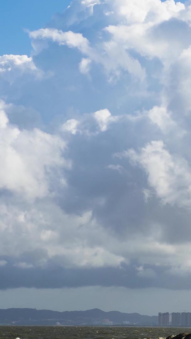 白云在夏天的海面上翻滚视频的预览图