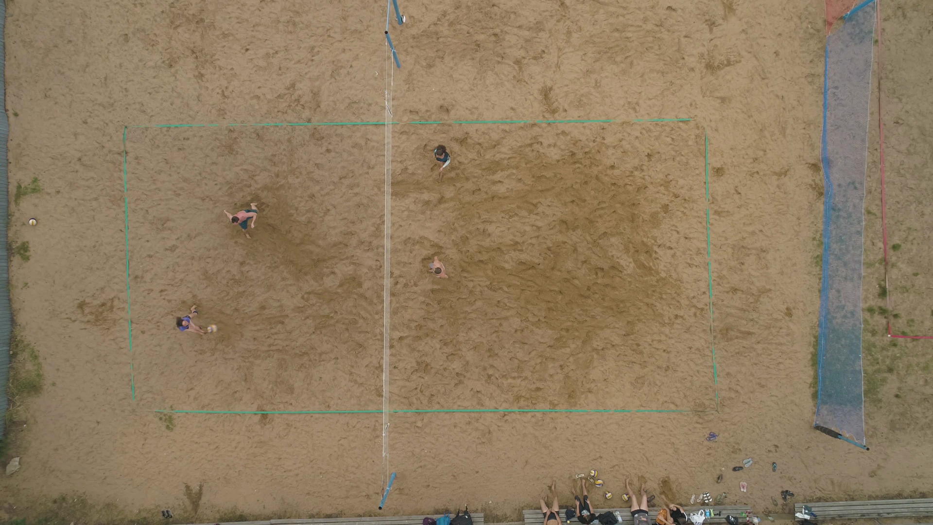人们在玩海滩排球在空中他们从上到下垂直地移动视频的预览图