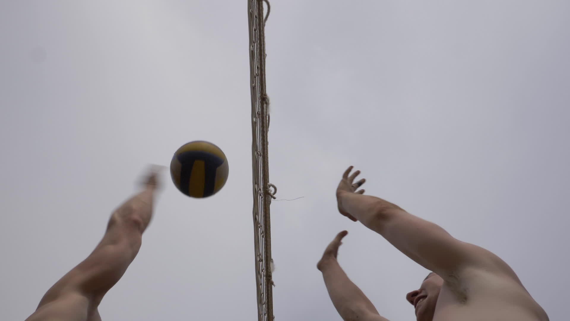 玩沙滩排球攻击和阻击的玩家尝试慢动作视频的预览图