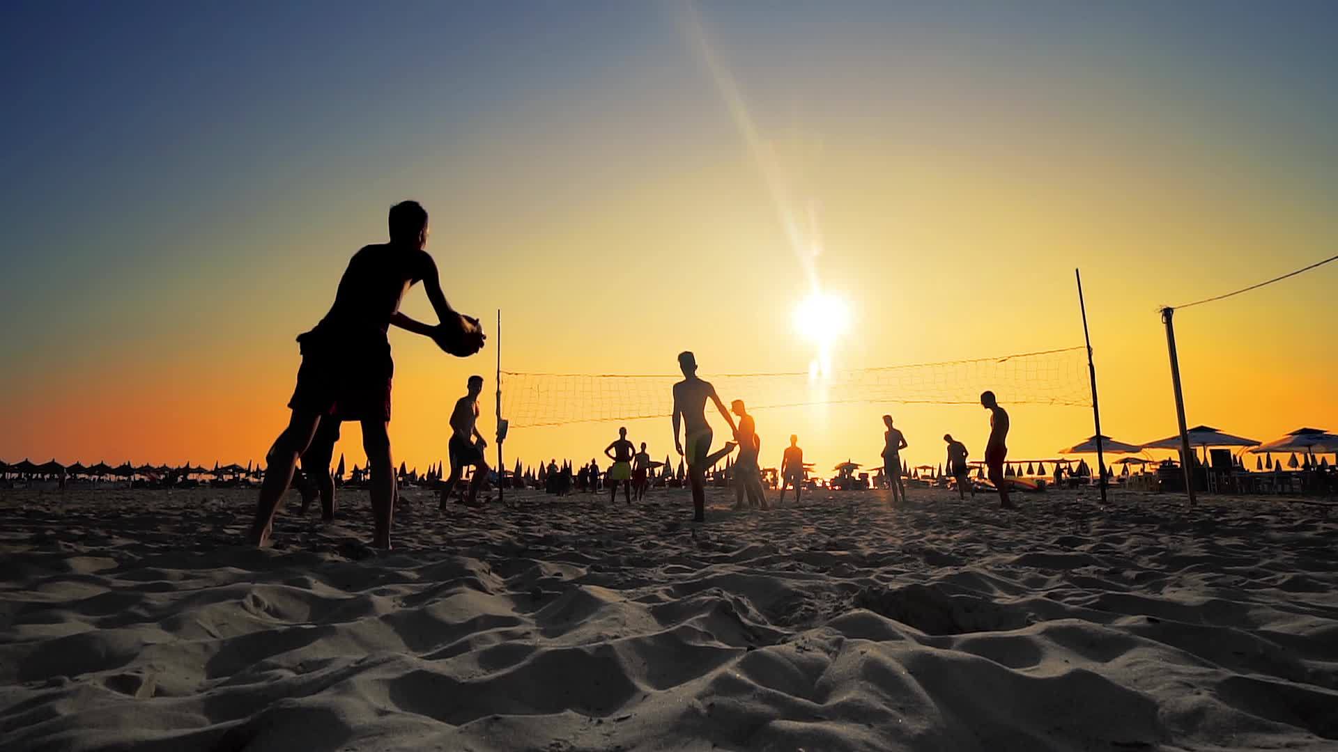 日落时沙滩排球环影视频的预览图