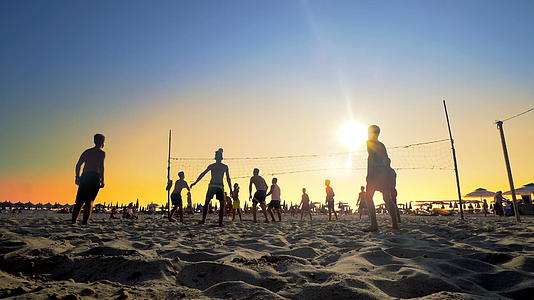 日落时在伊帕内马海滩排球视频的预览图