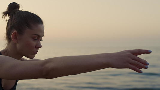 青山海边的妇女锻炼瑜伽视频的预览图