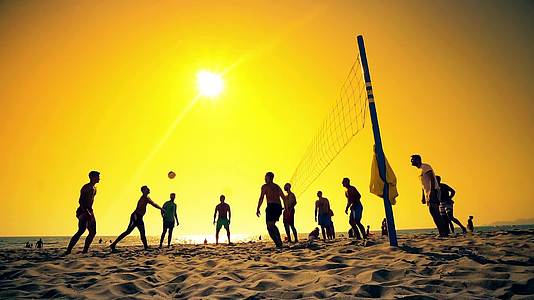 在瓦尔卡拉海滩打排球的年轻人视频的预览图