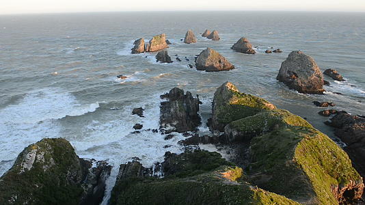 夕阳照亮了巨石和圆点的波浪视频的预览图