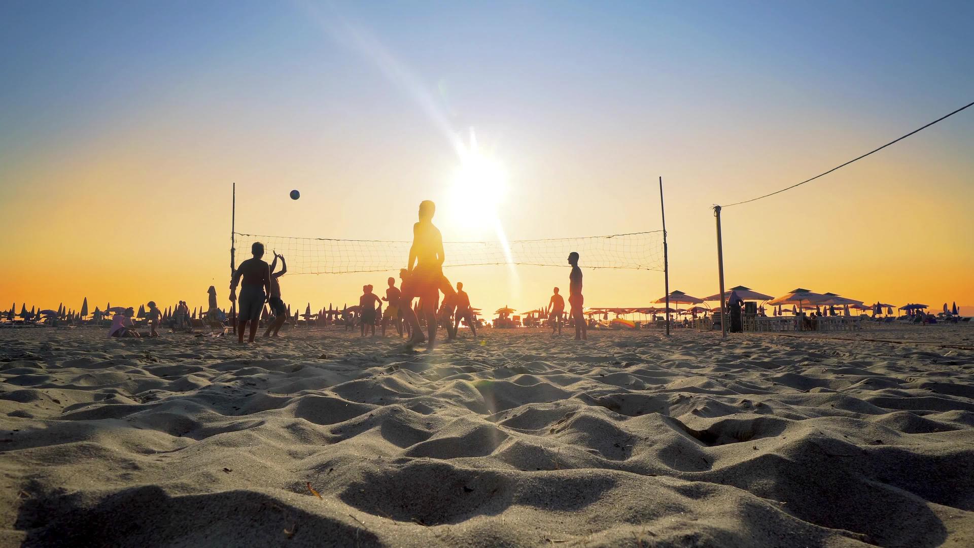 日落时分海滩上的排球运动员在电影稳定拍摄视频的预览图