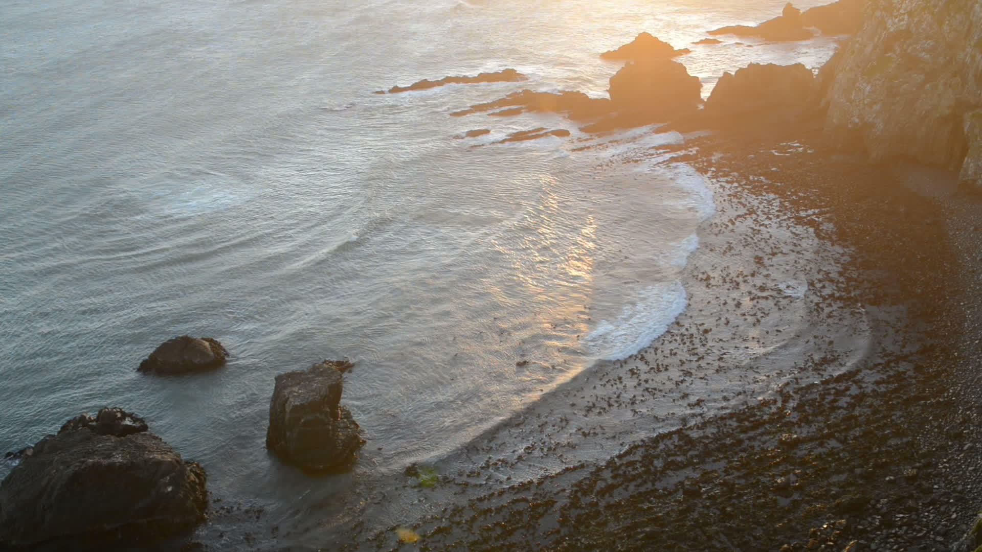 和平洋波的日落视图位于纽吉州视频的预览图