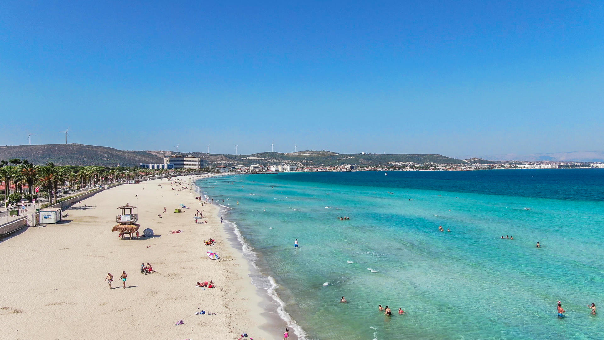 无人机航拍清澈爱琴海沙滩休闲度假实拍视频视频的预览图
