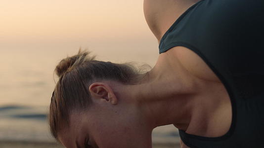 女性在海边锻炼瑜伽视频的预览图