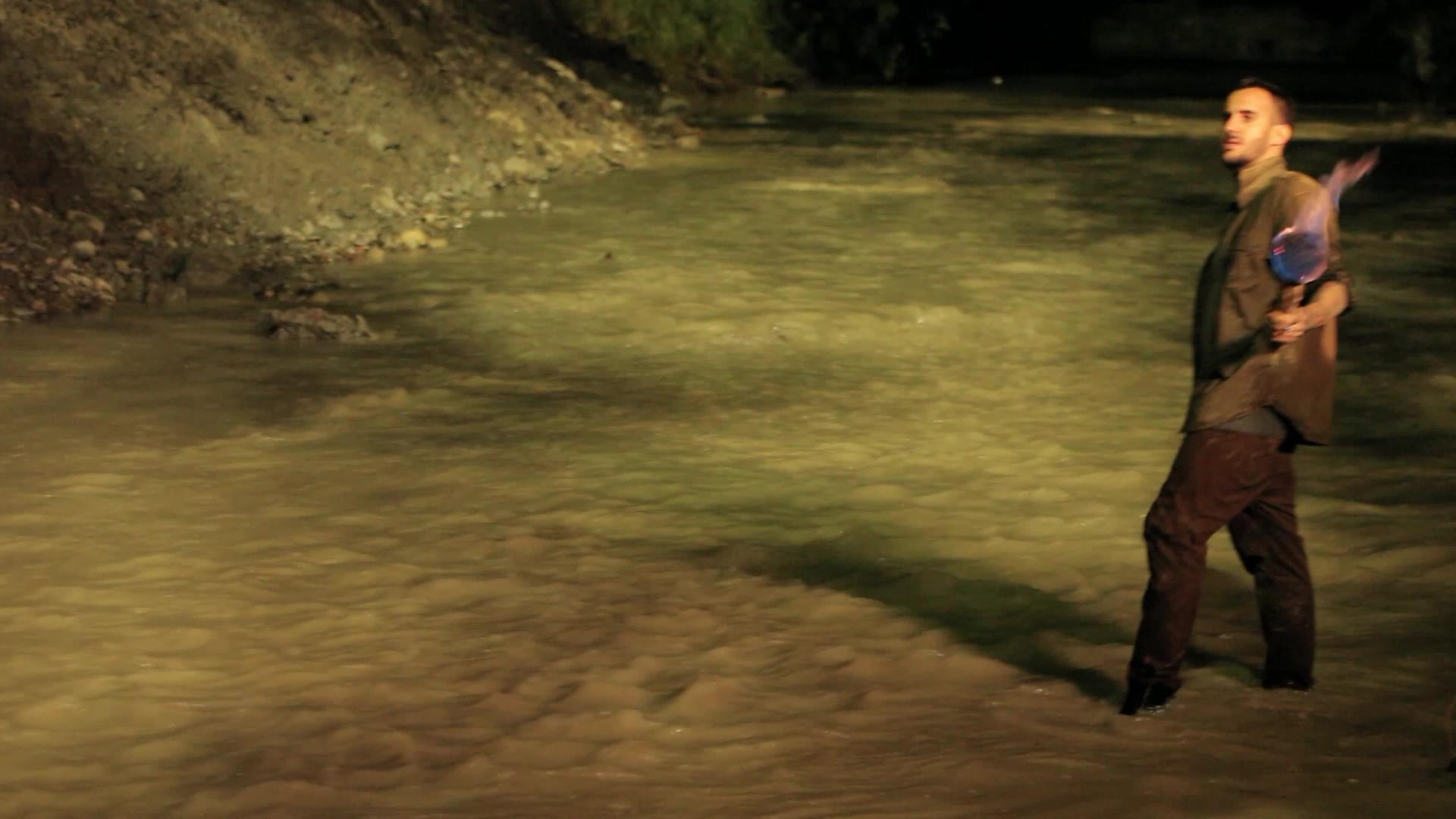 深夜在河里探险视频的预览图