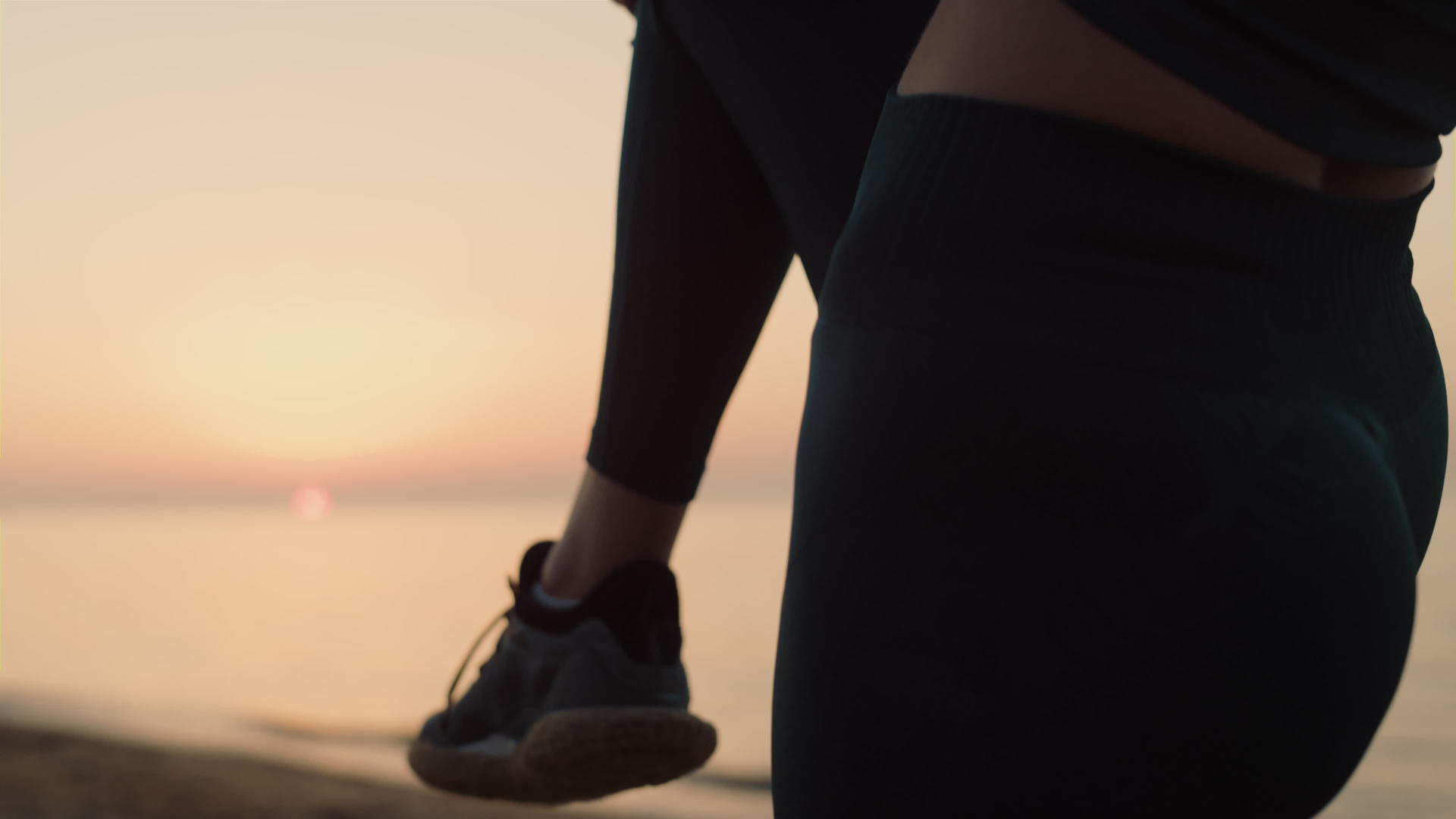 日落时不知名的女孩单腿抱膝站立视频的预览图