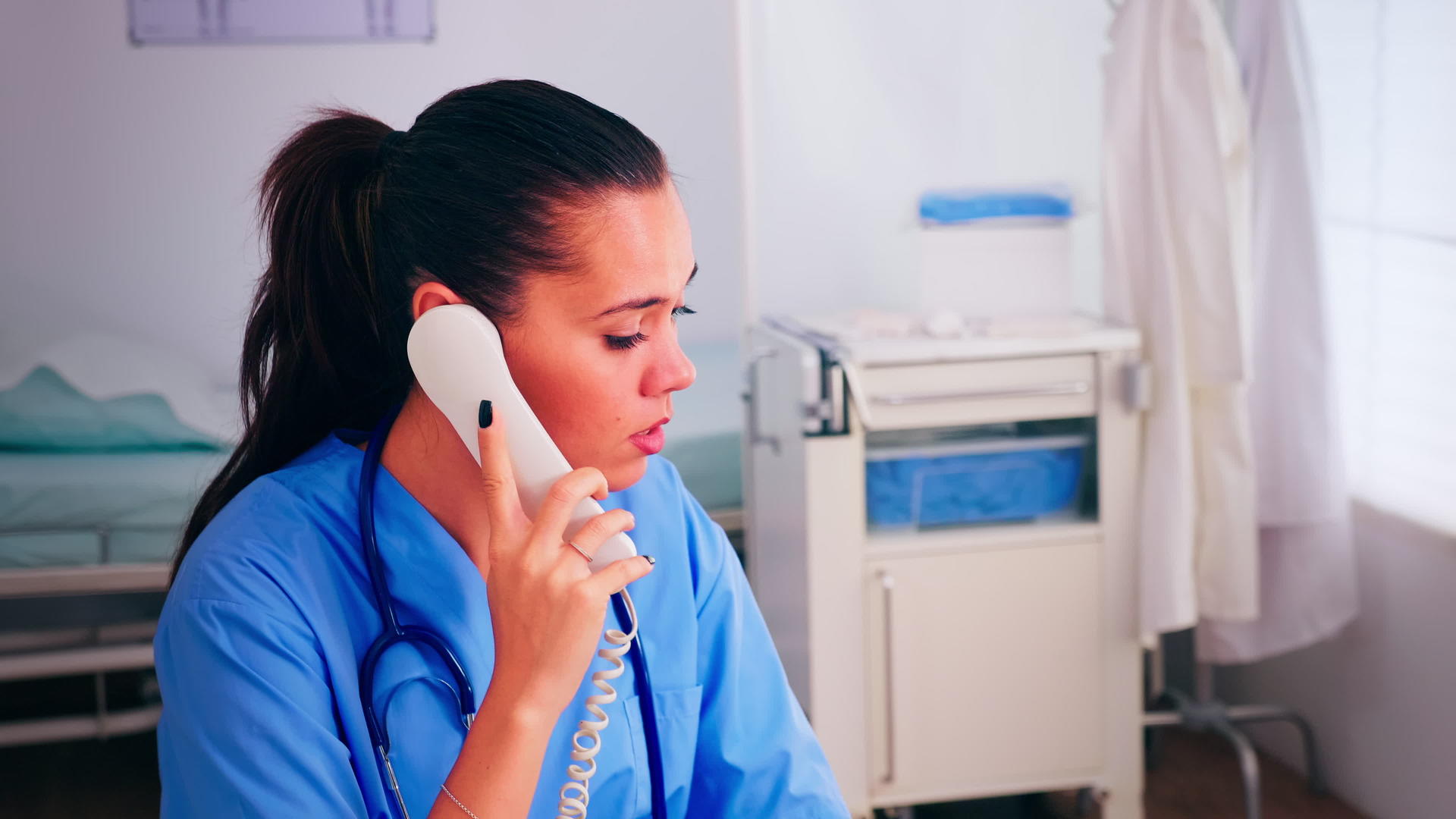 在医疗呼叫中心工作的女医工作视频的预览图