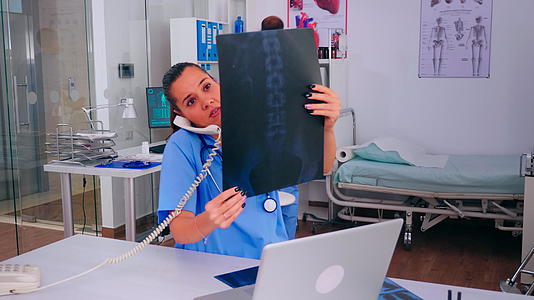 医院电话接待时护士接待员进行X光检查视频的预览图
