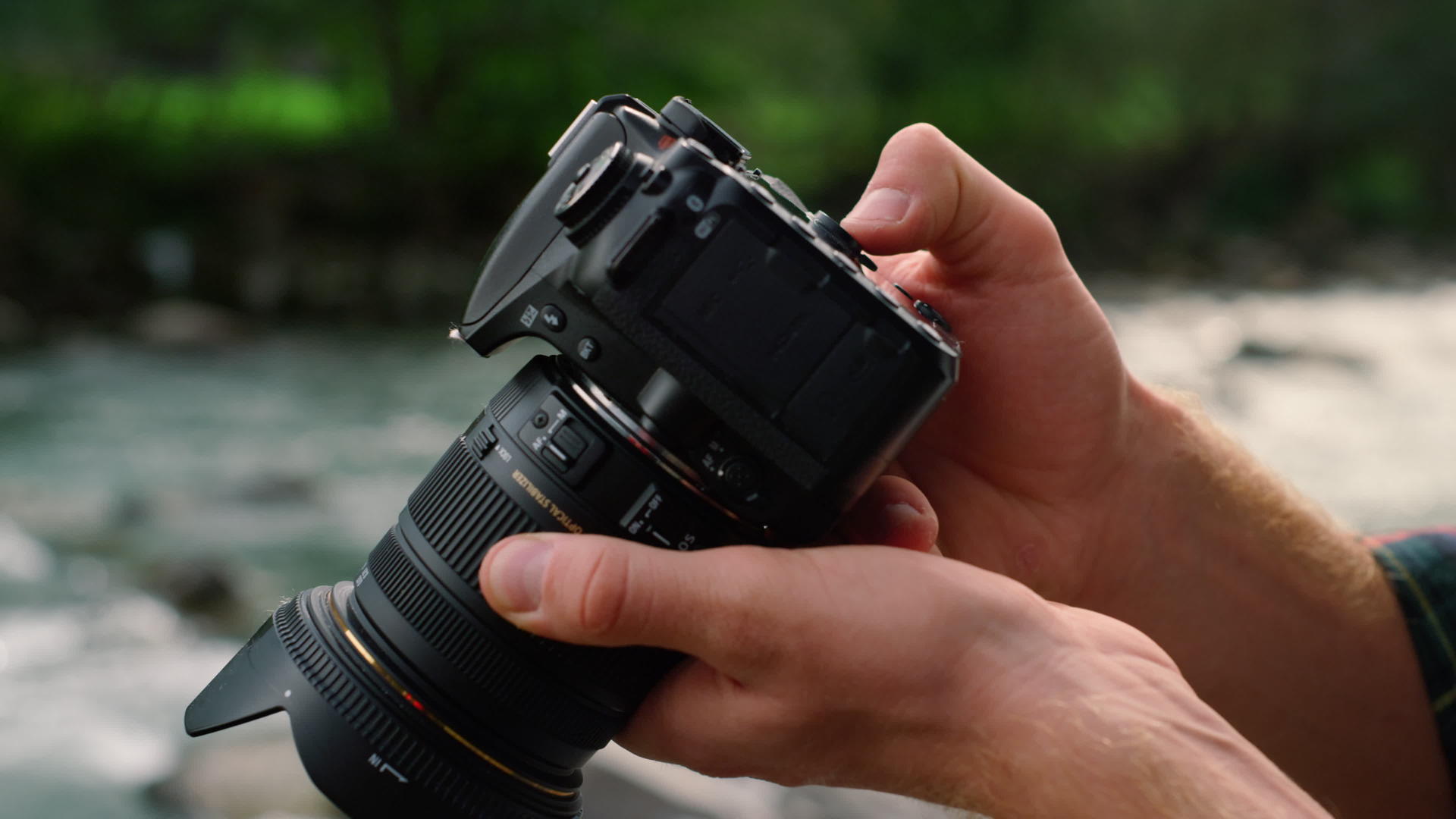 男摄影师用数码相机拍摄男摄影师的照片视频的预览图